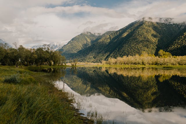 Beautiful landscape of Dale Hollow Lake in Tennessee, with mountains and trees